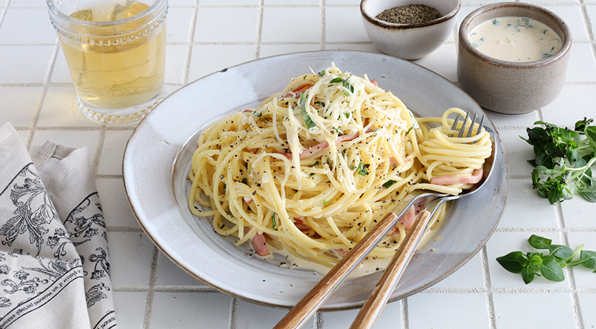 Carbonara Pasta with Ham and Cream