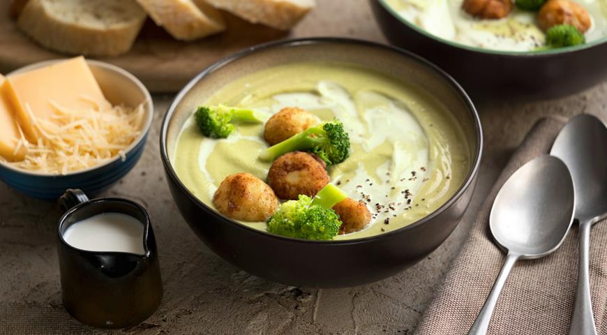 Broccoli Soup with Cheese Balls