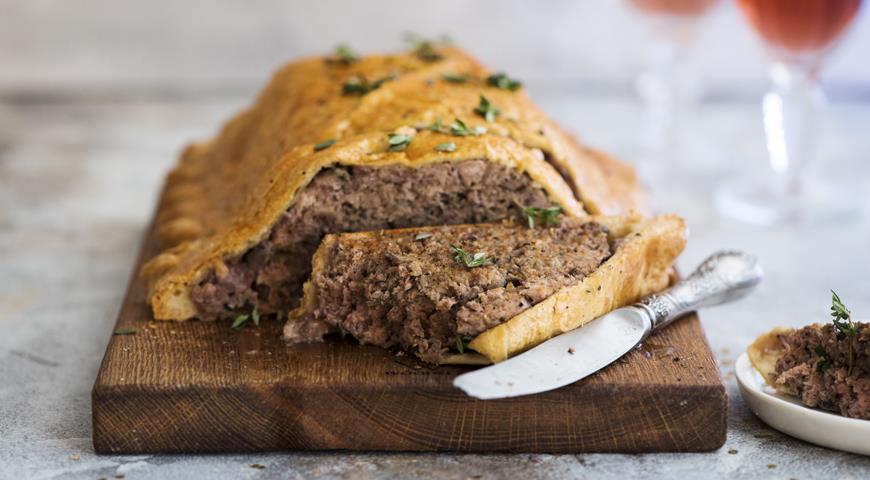Chicken pâté in puff pastry crust