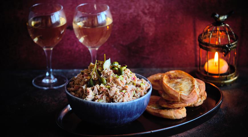 Rillettes of pork knuckle with pistachios and capers
