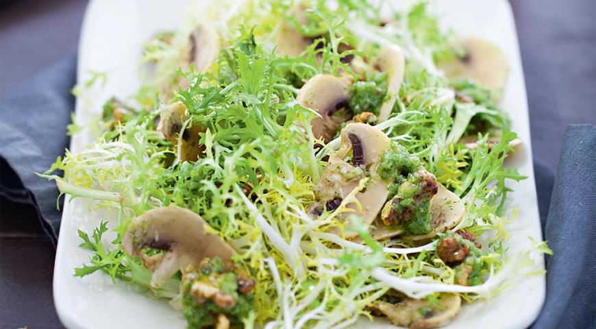Mushroom salad with walnuts