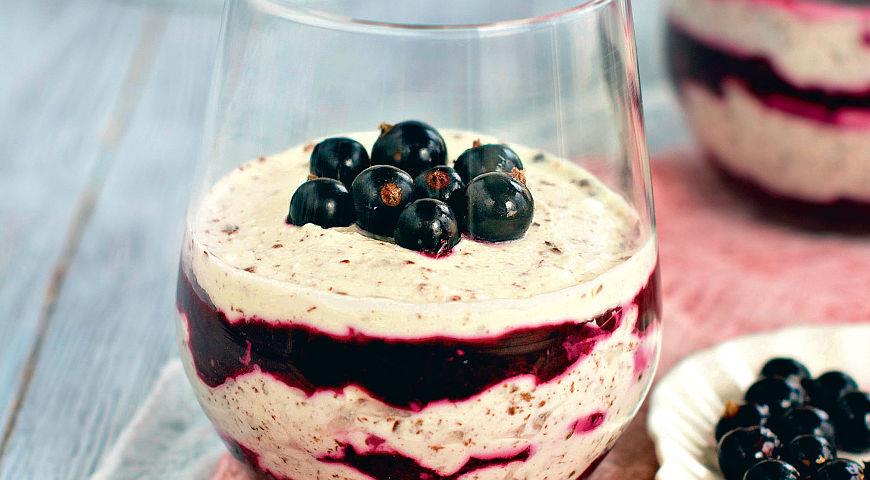 Cottage cheese dessert with currants and honey